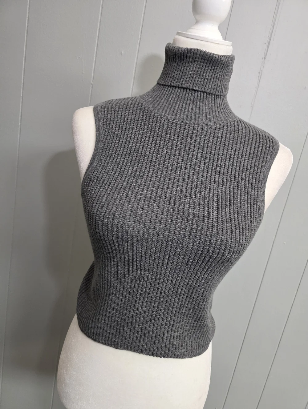 Olivaceous Turtleneck Knit Crop Tank Top Size M - Picture 2 of 9